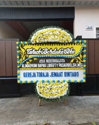 Papan Bunga Duka di Panombeian Pane
